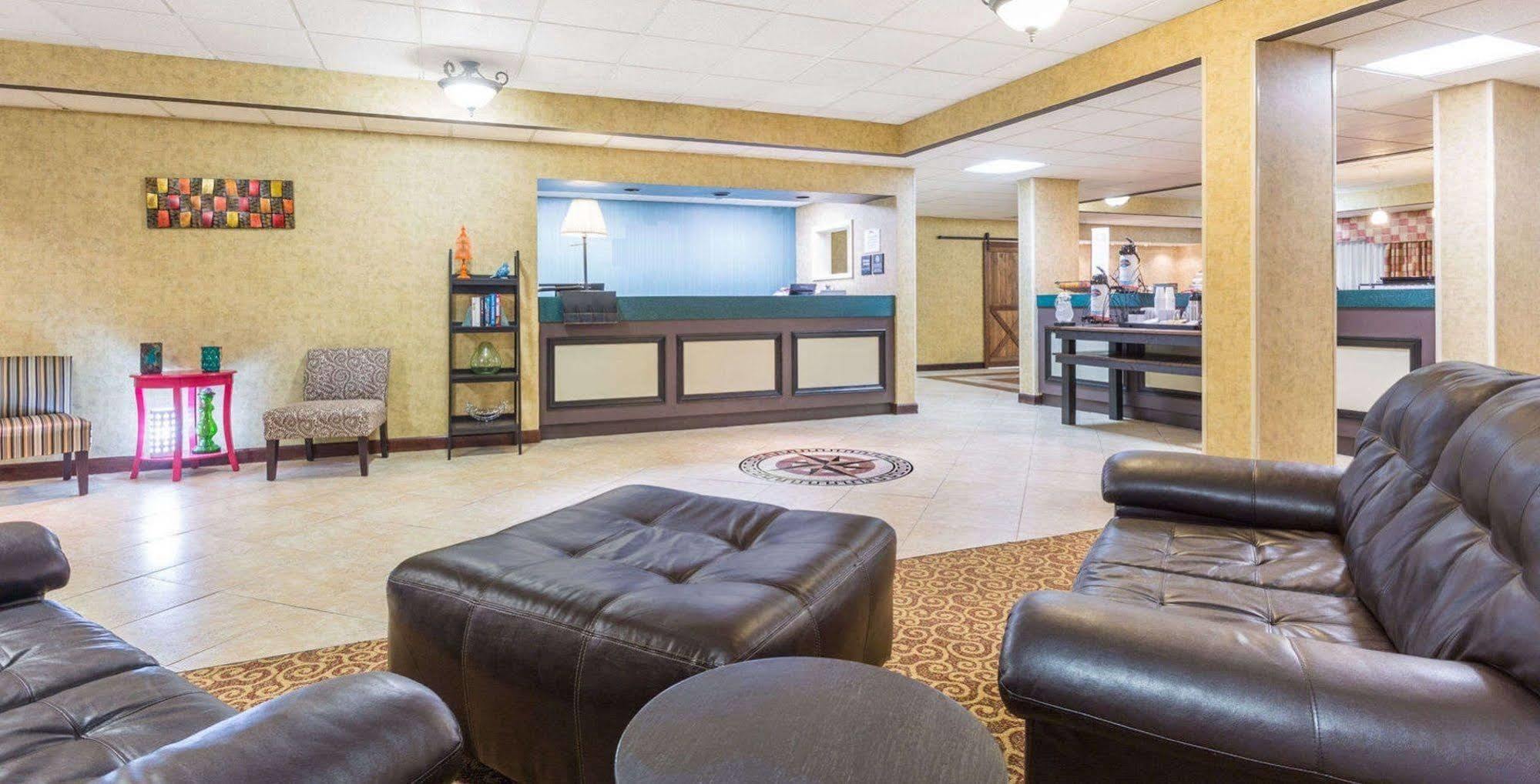 Rome Inn And Suites Exterior photo